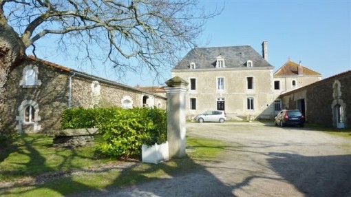 maison propriete chateau belle demeure bourgeoise maison maitre hectare pisicne equestre gite chambre a vendre vendee 85 pays loire atlantique west coast atlantic french property for sale britain pool