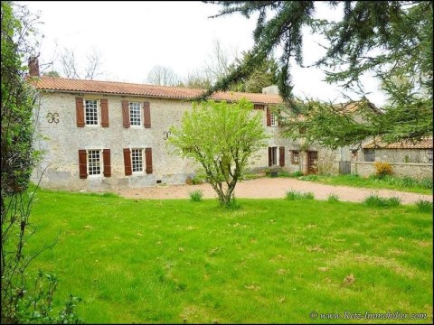a vendre manoir maison charme a renover caractere belle demeure propriete dependance hectare etang campagne domaine vendee pays loire atlantique french properties for sale vendean manor castle propert