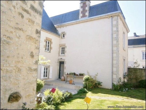 Vente maison bourgeoise charme belle demeure a vendre caractere villa centre ville chantonnay vendee 85 chambre hote gite roche yon sainte hermine renovee french homes houses for sale vendee france