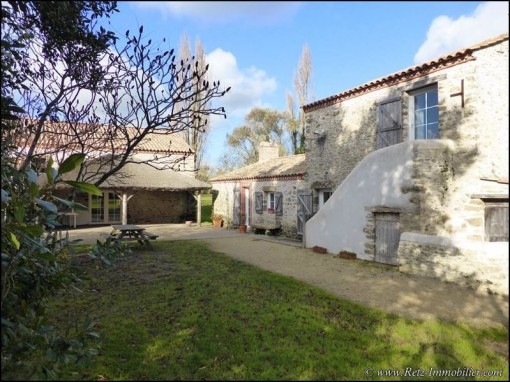 vente grange salle mariage seminaire restaurant traiteur cuisine professionnelle maison ancienne caractere challans machecoul vendee loire atlantique pays loire retz propriete hectare projet investiss