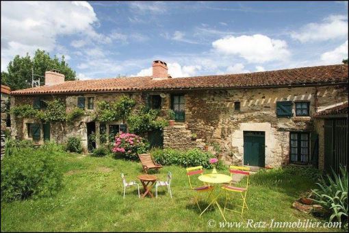 Maison caractere a vendre en vendee, gite a vendre, gite vendee a vendre, maison lac, maison etang, chantonnay, le puy du fou, character house for sale, french properties for sale, loire, real estate