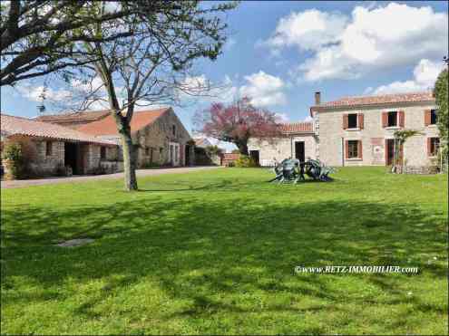 Maison de caractere, a vendre, dependance amenageable, gite, chambre d hote, agence immobiliere, maison de charme, la roche sur yon, mareuil sur lay, chantonnay, sainte hermine, fontenay le comte, vendee, 85, sud vendee, vente propriete, challans, vente c