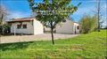 44 - VERTOU Sud  ; Sur + de 8000 m² (en partie constructible offrant potentiel pour divers projets) au calme et proche forêt, Luxueuse maison de plain-pied (4 chambres) avec garage, grandes terrasses, piscine, jacuzzi, écurie, dépendances, ... 