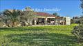 L'avantage du plain-pied, le charme de la pierre, des tomettes et des charpentes apparentes + tout le confort moderne ! Superbe et rare. Maison à vendre CHALLANS 85300, à proximité des plages de Vendée, de Saint Gilles Croix de Vie et de St Jean de Monts.