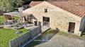 L'avantage du plain-pied, le charme de la pierre, des tomettes et des charpentes apparentes + tout le confort moderne ! Superbe et rare. Maison à vendre CHALLANS 85300, à proximité des plages de Vendée, de Saint Gilles Croix de Vie et de St Jean de Monts.
