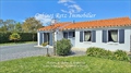 Au calme, à l'abri des voisins et des nuisances, à 3km des commodités de CHALLANS, vente propriété offrant grand confort de vie dont maison plain-pied, grande terrasse, piscine couverte, boulodrome, garage, etc...