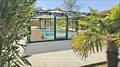 Au calme, à l'abri des voisins et des nuisances, à 3km des commodités de CHALLANS, vente propriété offrant grand confort de vie dont maison plain-pied, grande terrasse, piscine couverte, boulodrome, garage, etc...