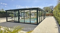Au calme, à l'abri des voisins et des nuisances, à 3km des commodités de CHALLANS, vente propriété offrant grand confort de vie dont maison plain-pied, grande terrasse, piscine couverte, boulodrome, garage, etc...