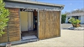Au calme, à l'abri des voisins et des nuisances, à 3km des commodités de CHALLANS, vente propriété offrant grand confort de vie dont maison plain-pied, grande terrasse, piscine couverte, boulodrome, garage, etc...