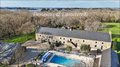 Au calme et sans nuisance, propriété proche bord de mer & Ria d'Etel, sur 3,6 avec accès direct aux chemins randonnées et sentiers côtiers. Env. 600m² hab. en divers logements +  piscine, spa, sauna, écuries, … Parfait état, cadre superbe, grand potentiel