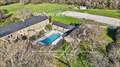 Au calme et sans nuisance, propriété proche bord de mer & Ria d'Etel, sur 3,6 avec accès direct aux chemins randonnées et sentiers côtiers. Env. 600m² hab. en divers logements +  piscine, spa, sauna, écuries, … Parfait état, cadre superbe, grand potentiel